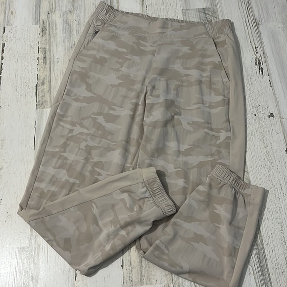 Athleta Brooklyn Textured Camo Joggers Size 10 - Picture 4 of 12